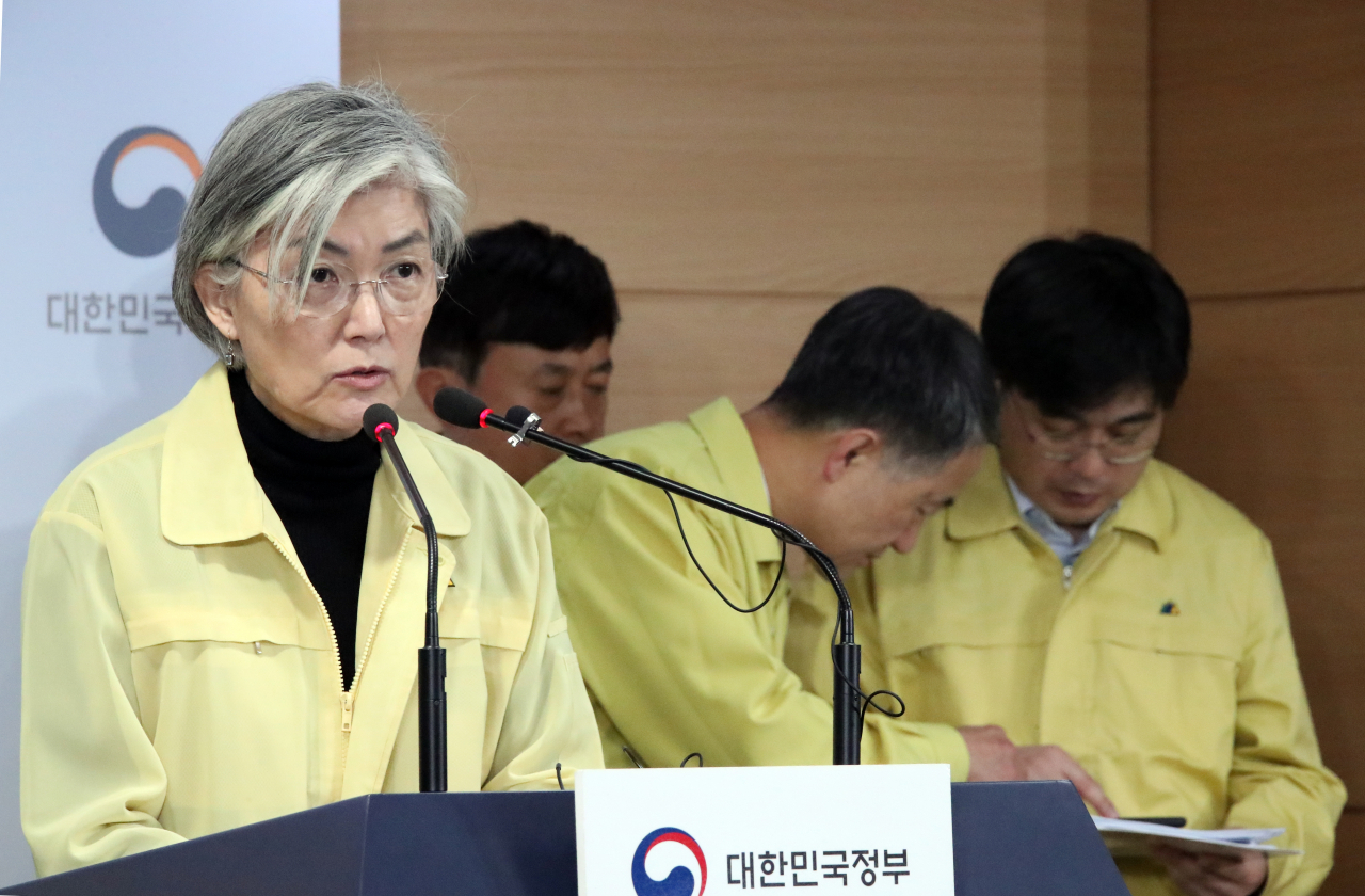 강경화 외교부 장관이 2일 정부서울청사 브리핑실에서 박능후 장관과 관계부처 실·국장 등이 배석한 가운데 확대회의를 마치고 기자들의 질문에 답하고 있다. [연합뉴스]