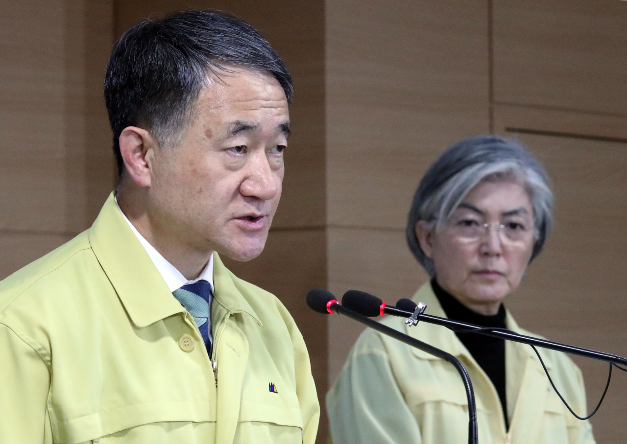 박능후 신종 코로나바이러스 감염증 중앙사고수습본부장(보건복지부 장관)이 2일 정부서울청사 브리핑실에서 강경화 외교부 장관과 관계부처 실·국장 등이 배석한 가운데 확대회의 결과를 발표하고 있다. [연합]