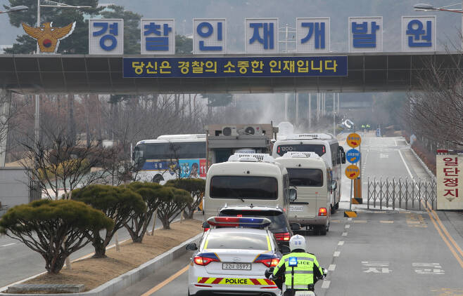 신종 코로나바이러스 감염증(우한 폐렴) 발병지인 중국 후베이(湖北)성 우한(武漢)에서 귀국한 교민들을 태운 미니버스가 지난달 31일 임시 생활 시설로 지정된 충남 아산 경찰인재개발원에 도착하고 있다. [연합]