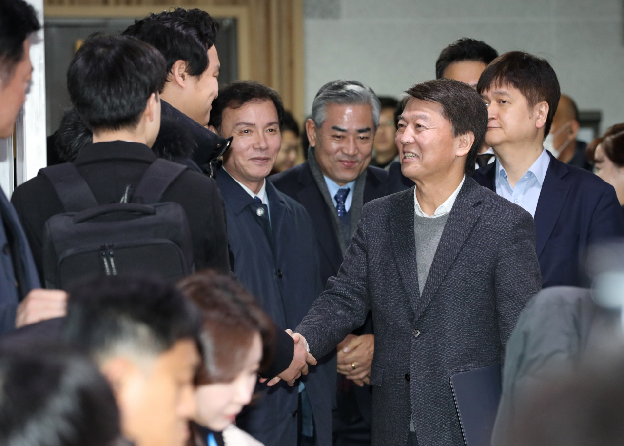 안철수 전 의원이 2일 오전 서울 여의도 국회 의원회관에서 열린 정치혁신 언론인 간담회에 참석하며 참석자들과 인사하고 있다. [연합]