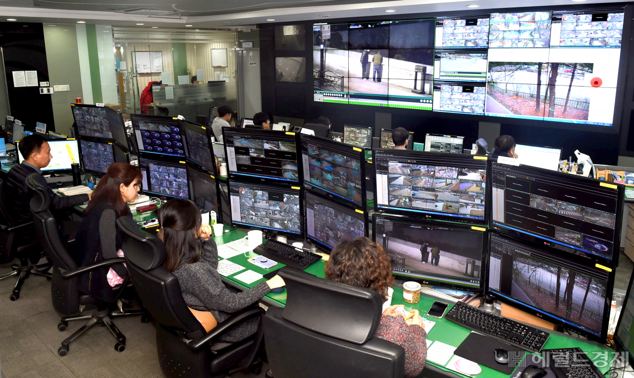 노원구 스마트도시통합운영센터의 CCTV 관제요원들이 모니터링하고 있다.