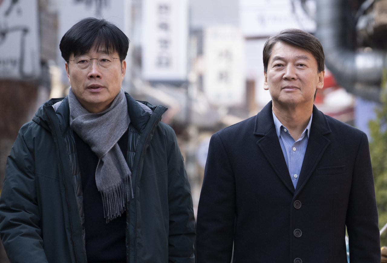 바른미래당 안철수 전 의원(오른쪽)이 설 명절 연휴 첫날인 24일 오후 서울 종로구의 한 한정식 집에서 정성헌 새마을운동중앙회 회장과의 오찬 회동을 위해 이동하고 있다. 안 전 의원 왼쪽은 바른미래당 이태규 의원. [연합]