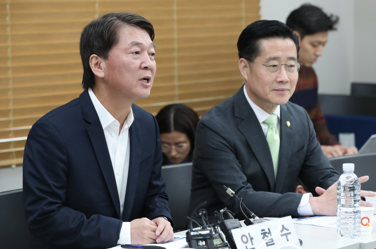 바른미래당 안철수 전 의원(왼쪽)과 이태규 의원이 22일 오전 서울 종로구 경제정의실천시민연합을 방문, 윤순철 사무총장과 김헌동 부동산건설개혁본부장을 만나 부동산 문제 현안과 관련해 대담하고 있다. [연합]