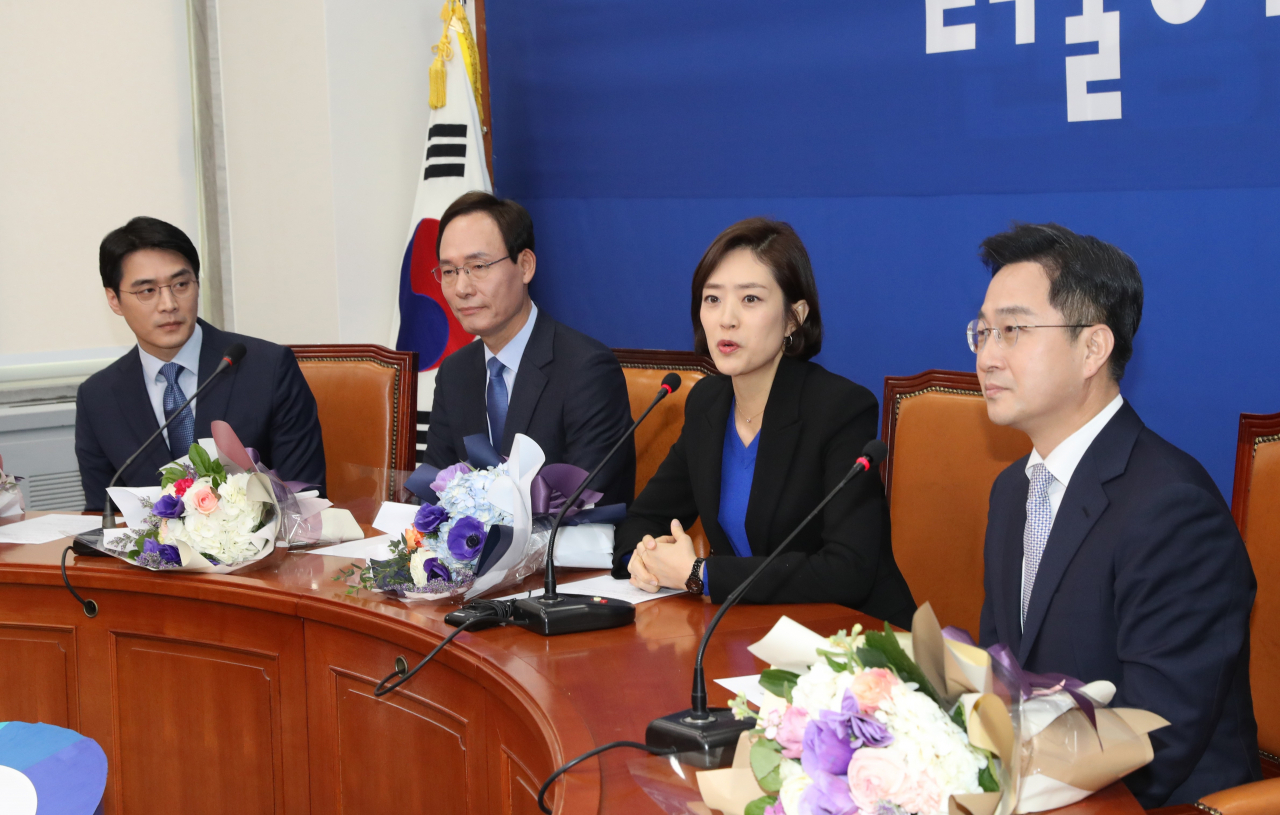 고민정(왼쪽에서 세번째) 전 청와대 대변인이 지난 2일 서울 여의도 국회에서 더불어민주당 입당 인사를 하고 있다. [연합]