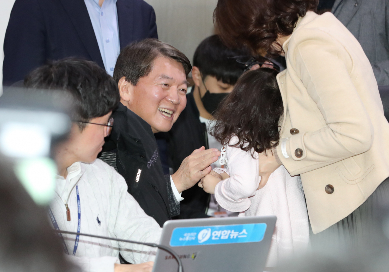 안철수 전 의원이 2일 오전 서울 여의도 국회 의원회관에서 열린 정치혁신 언론인 간담회에 참석해 어린이와 인사하고 있다. [연합]