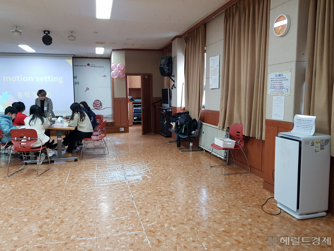 동작종합사회복지관 강당에 공기청정기를 보급 운영하고 있다.
