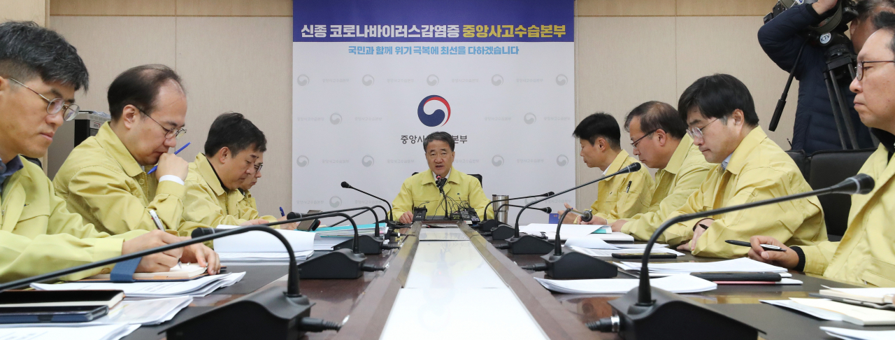 박능후 중앙사고수습본부장(보건복지부 장관, 가운데)이 3일 오전 세종시 정부세종청사에서 신종 코로나바이러스 감염증 중앙사고수습본부와 부처 기관들과의 영상 회의를 주재하고 있다. 연합뉴스