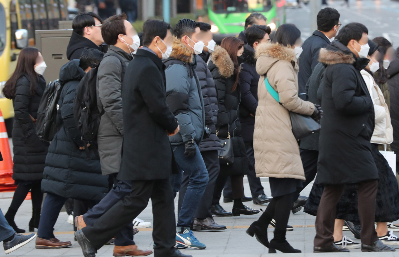 신종 코로나바이러스 확산이 우려되는 가운데 3일 오전 서울 광화문광장에서 시민들이 마스크를 쓴 채 출근길을 재촉하고 있다. 연합뉴스