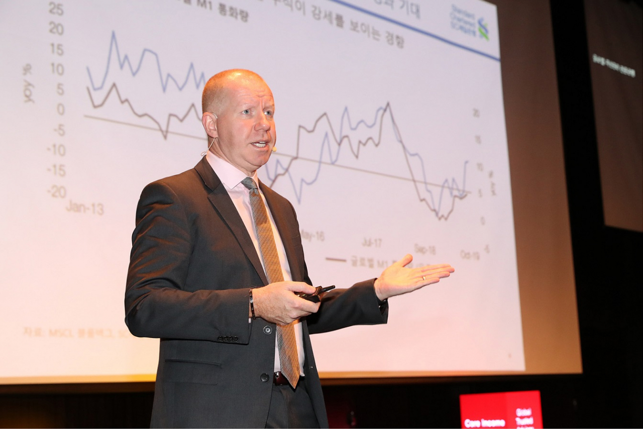 지난 30일 서울 신라호텔에서 SC제일은행이 주최한 ‘2020 웰쓰케어 세미나’에서 스티브 브라이스(Steve Brice) 스탠다드차타드그룹 글로벌 투자전략 헤드가 올 글로벌 금융시장 전망에 대해 발표하고 있다.