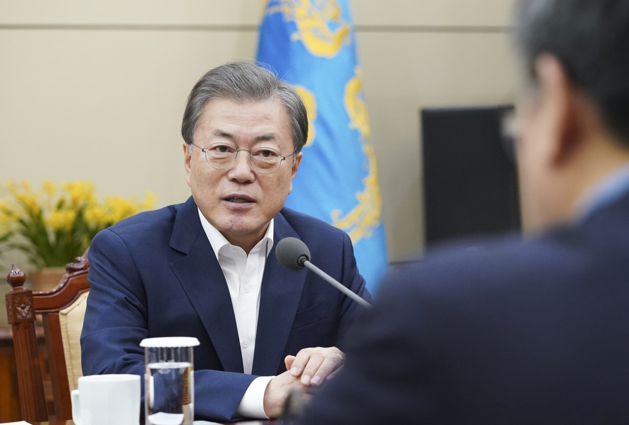 문재인 대통령이 2일 청와대에서 신종 코로나바이러스 관련 감염병 전문가와 간담회를 하고 있다. [연합]