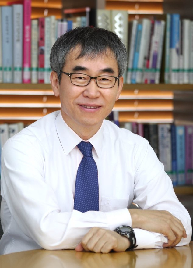 차기 출협 회장에 단독출마한 윤철호 현 회장.