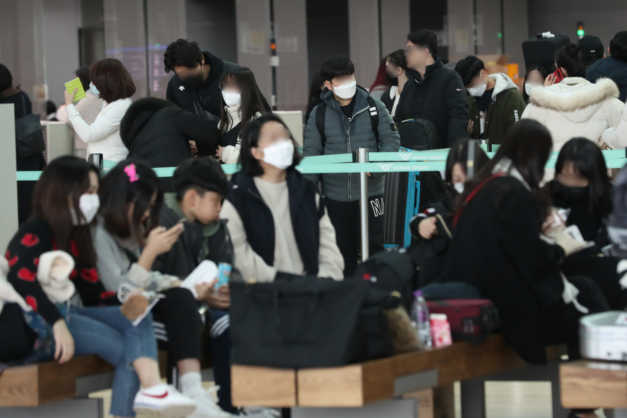 지난 2일 인천국제공항 2터미널에서 이용객들이 출입국 수속을 기다리고 있다. 정부는 "4일 0시부터 당분간 중국 후베이성을 최근 14일 이내 방문하거나 체류한 적이 있는 모든 외국인의 입국을 전면 금지하겠다"고 밝혔다. [연합]