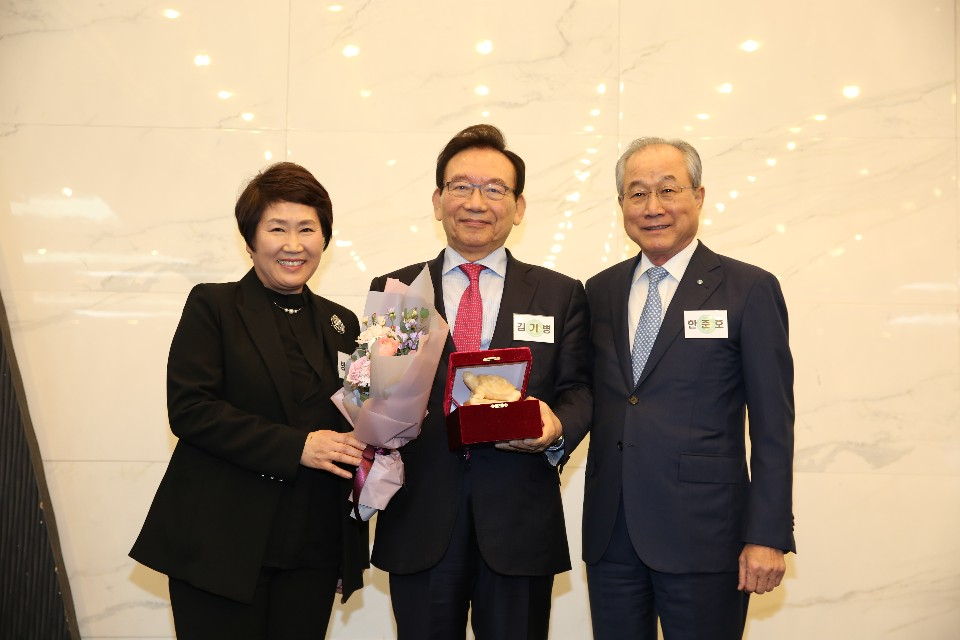 김기병 롯데관광개발 회장(가운데) [롯데관광개발 제공]