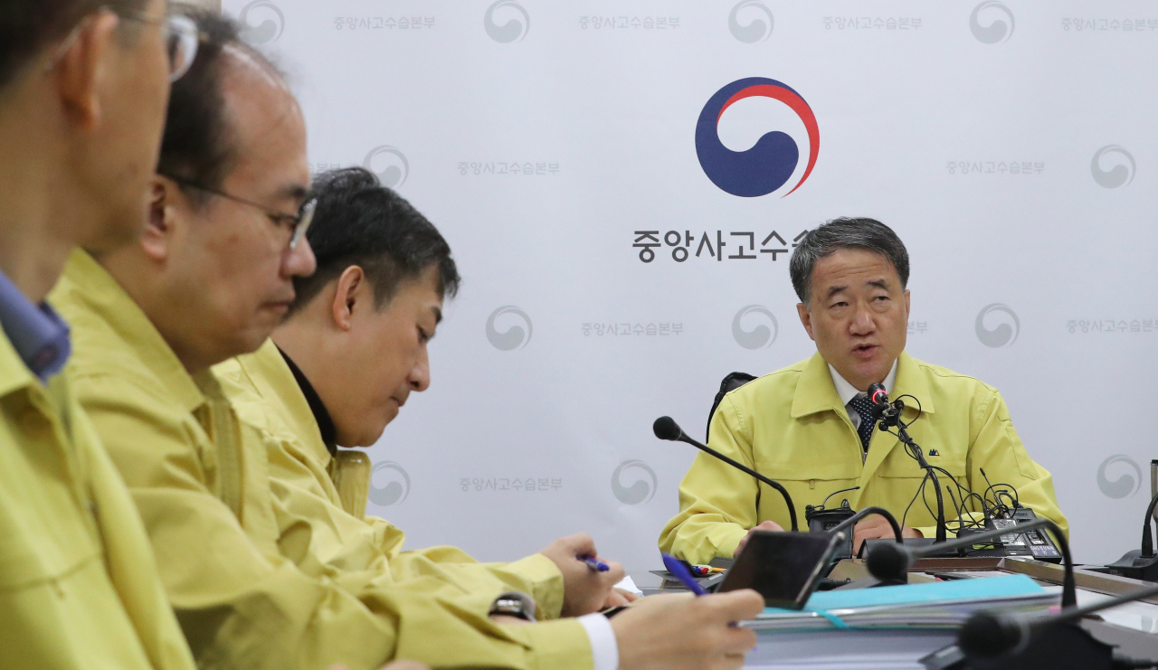 박능후 중앙사고수습본부장(보건복지부 장관, 오른쪽)이 3일 오전 세종시 정부세종청사에서 신종 코로나바이러스 감염증 중앙사고수습본부와 부처 기관들과의 영상 회의를 주재하고 있다. [연합]