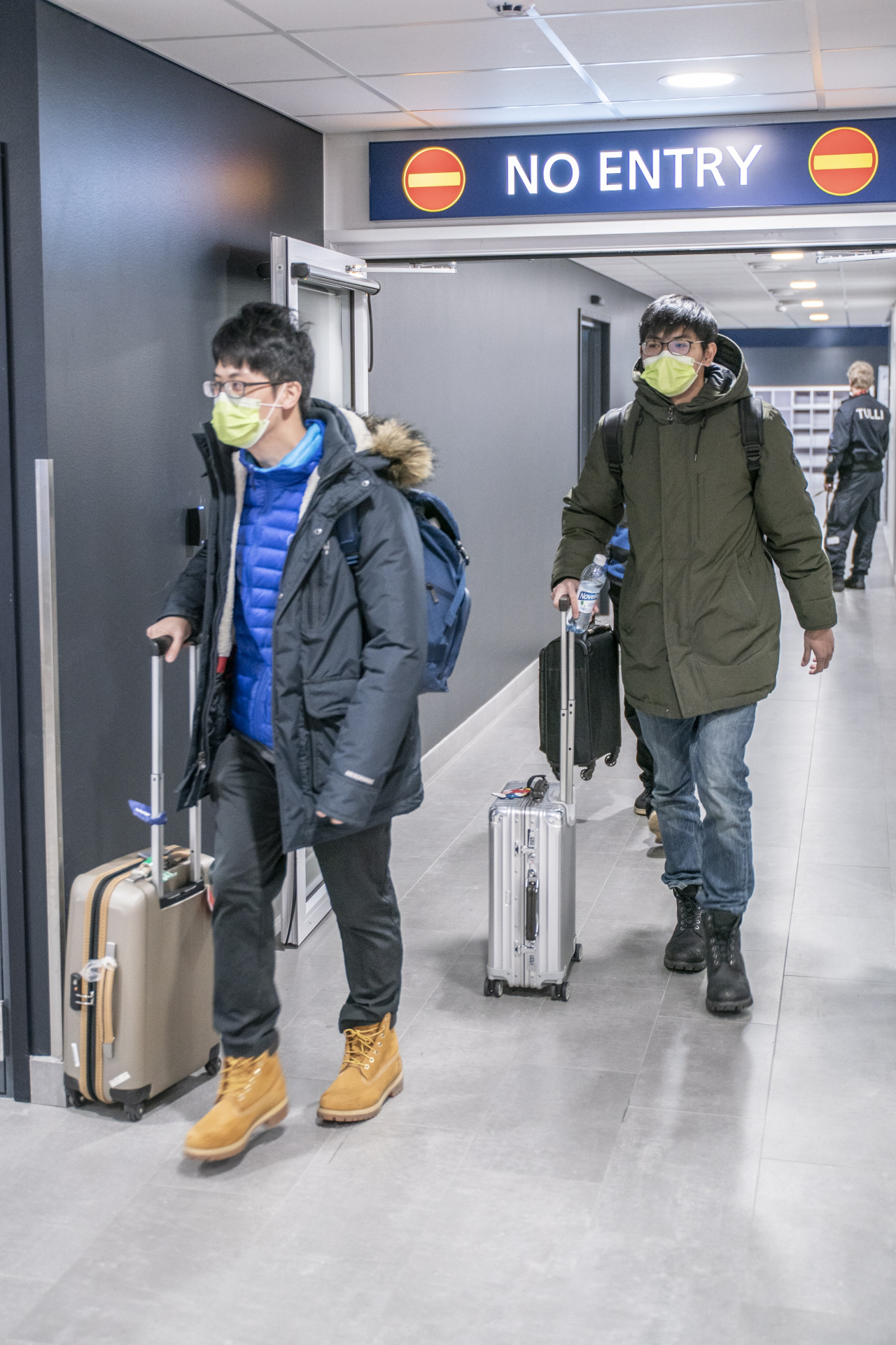 신종 코로나 바이러스 감염증이 확산되면서 중국인 또는 중국에 머문 여행객의 입국을 금지하는 나라들이 속속 늘고 있다. 사진은 핀란드 로바니예미 국제공항을 통해 입국하는 여행객들 모습. [EPA]