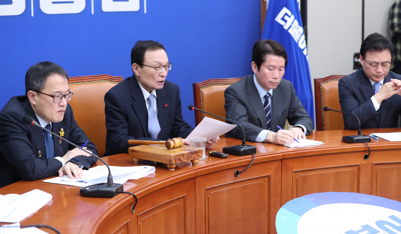 더불어민주당 이해찬 대표(왼쪽 두 번째)가 3일 오전 서울 여의도 국회에서 열린 최고위원회의에서 발언하고 있다. [연합]