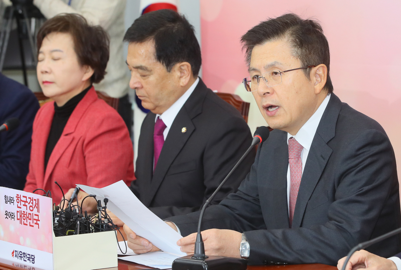 자유한국당 황교안 대표가 3일 국회에서 열린 최고위원회의에서 발언하고 있다. [연합]