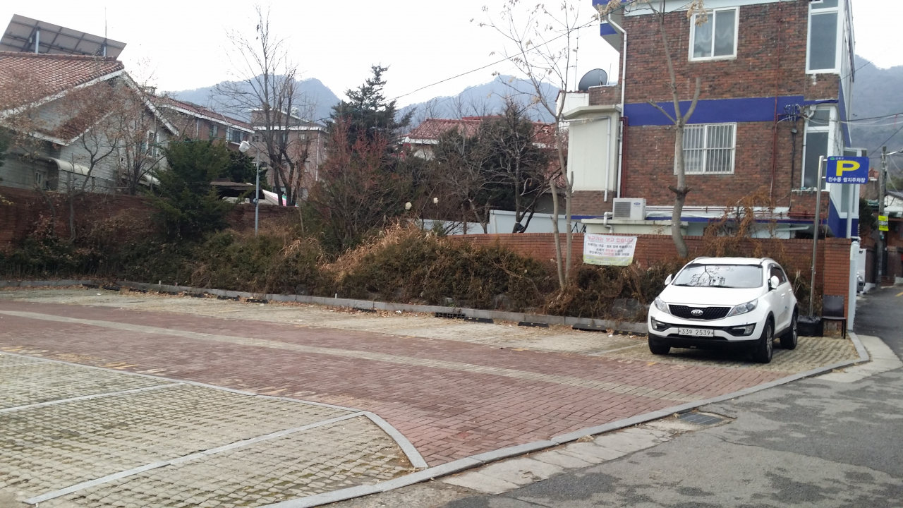 강북구가 노후 주택을 매수해 소규모 마을 주차장 조성방안을 마련했다. [강북구 제공]