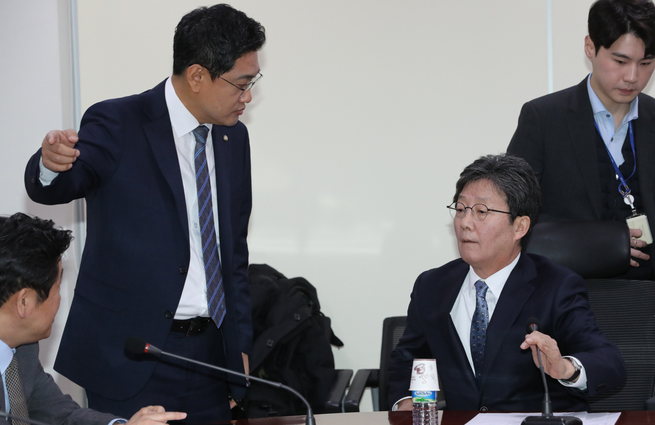 새로운보수당 유승민 보수재건위원장(오른쪽)가 3일 오전 서울 여의도 국회 의원회관에서 열린 당대표단 회의에서 중앙 좌석으로 자리를 옮기라는 오신환 공동대표의 권유를 거절하고 있다. [연합]