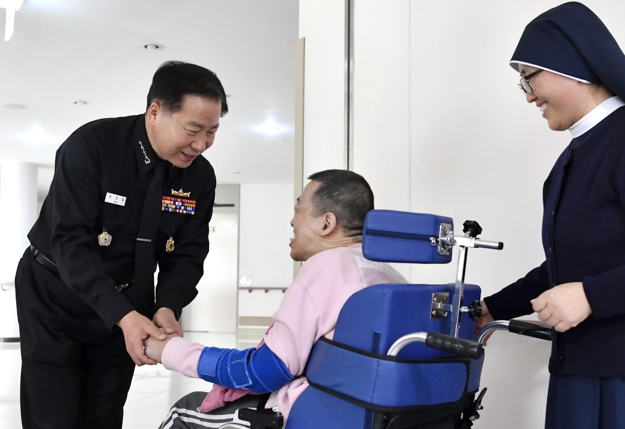 심승섭 해군참모총장이 계룡대 인근 사회복지시설인 논산 '성모의 마을'을 방문해 위문하고 있다. [사진=해군]