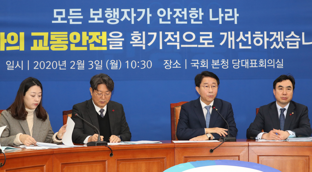 더불어민주당 조정식 정책위의장(오른쪽 두 번째)이 3일 오전 서울 여의도 국회에서 '보행자 안전강화' 공약을 발표하고 있다. 왼쪽부터 더불어민주당 12번째 영입인재인 '태호 엄마' 이소현씨, 이춘석 의원, 조정식 정책위의장, 윤관석 정책위수석부의장. 연합뉴스