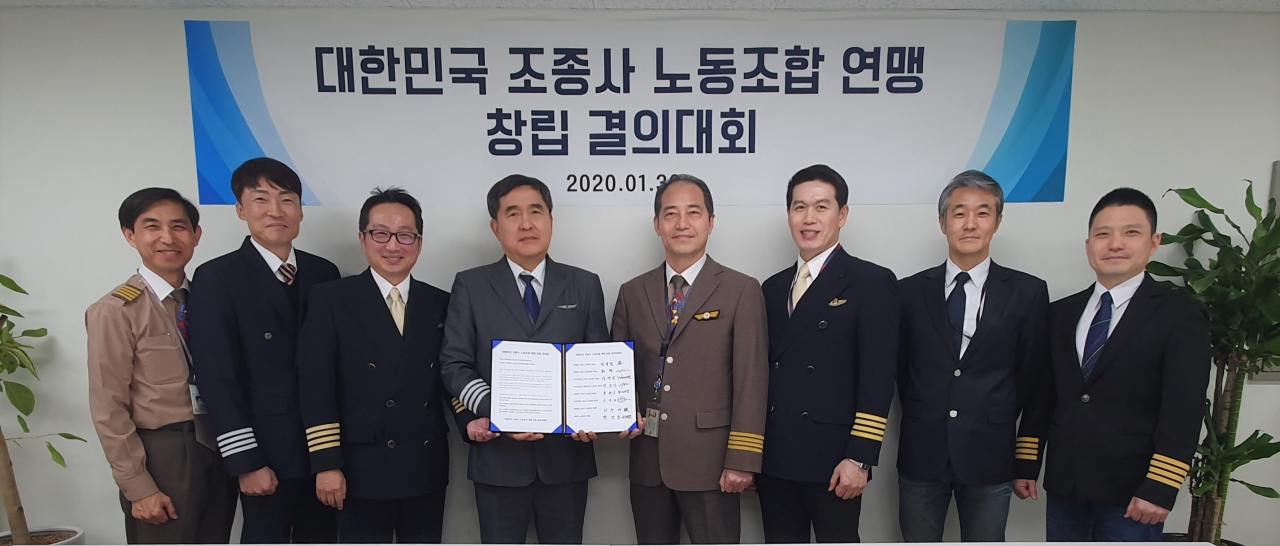 좌측부터 아시아나 열린조종사 노조 곽상기 위원장, 제주항공 조종사 노조 박준 위원장, 대한항공 조종사 노조 김용범 위원장, 에어부산 조종사 노조 한태웅 위원장(창립 준비위원회 위원장), 아시아나 조종사 노조 김영곤 위원장, 대한항공 조종사 새노조 최 현 위원장, 이스타항공 조종사 노조 신영근 위원장, 진에어 노조 박상모 위원장(사무처장). [대한민국 조종사 노동조합 연맹 제공]