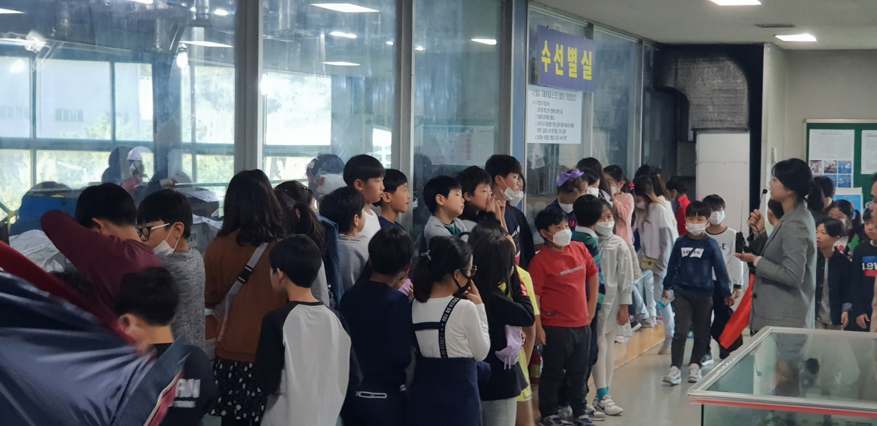 안산시는 폐기물 처리시설 견학과 폐기물 처리 과정 체험을 할 수 있는 견학프로그램을 진행한다. [안산시 제공]