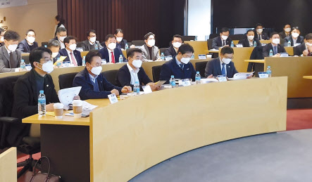 지난달 29일 유경선 유진그룹 회장 등 임원진이 마스크를 쓴 채로 회의를 하고 있다. [유진그룹 제공]