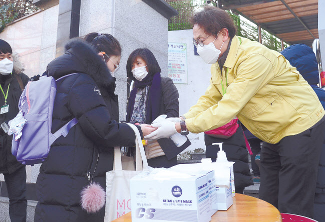 3일 오전 서울시 강남구 봉은초등학교에서 신종 코로나바이러스 감염증 예방을 위해 조희연 서울시 교육감이 등교하는 학생들에게 손소독제를 뿌려주고 있다. 이상섭 기자