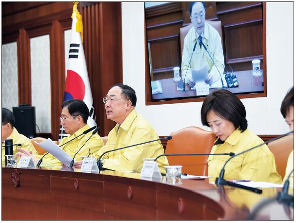 홍남기 부총리 겸 기획재정부 장관이 3일 서울 광화문 정부서울청사에서 ‘신종 코로나바이러스 대응 경제관계장관회의’를 주재하고 있다. 홍 부총리는 이 자리에서 “2월 중 수출 지원 대책을 세우고 내수 피해 우려 업종에 대해서는 정책 자금 지원 강화 방안을 신속히 마련하겠다”고 밝혔다. [기획재정부 제공]