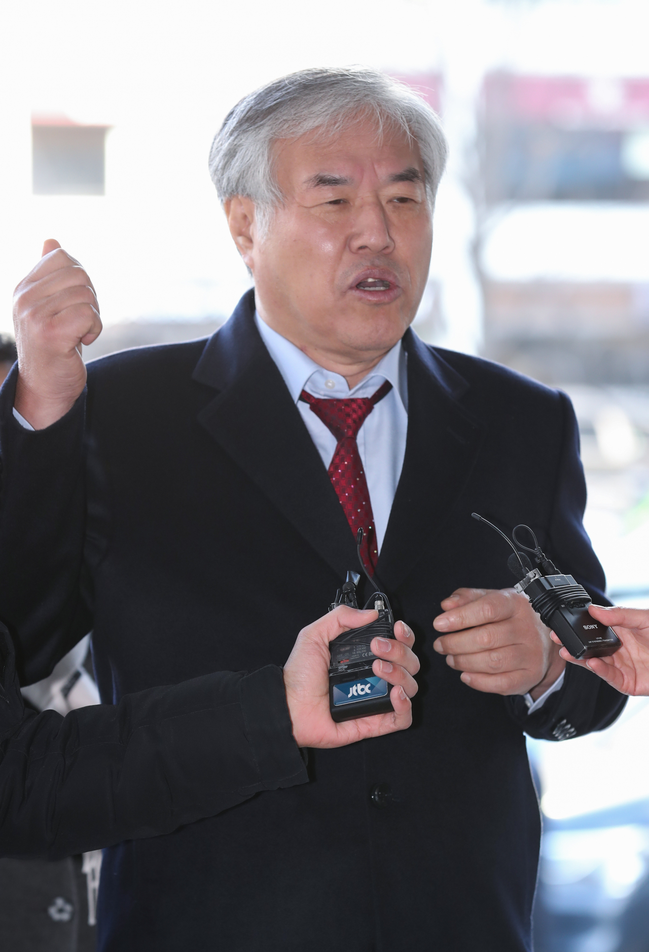 기부금품법 위반 혐의 등을 받는 전광훈 한국기독교총연합회 대표회장 목사가 3일 오전 서울 종로경찰서에 출석하며 취재진의 질문에 답하고 있다. [연합]