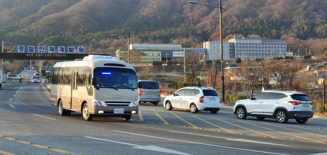 3일 오전 충남 아산 경찰인재개발원 직원 등의 차량이 경찰인재개발원을 오가고 있다. 이곳 임시수용시설에는 중국 우한 교민 등 528명이 머물고 있다. 연합뉴스