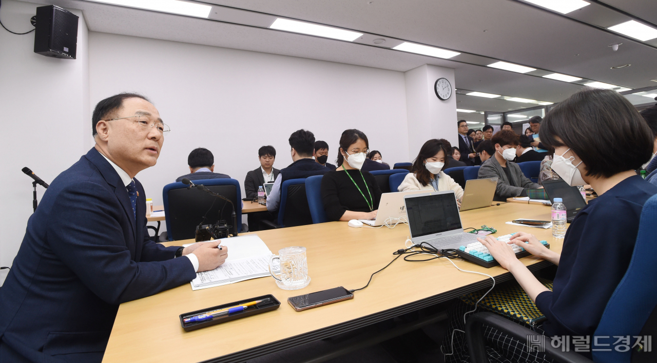 홍남기 부총리 겸 기획재정부 장관이 3일 정부새종청사 기재부 기자실을 방문, 최근경제현안과 관련 모두발언을 하고 있다. [기획재정부 제공]