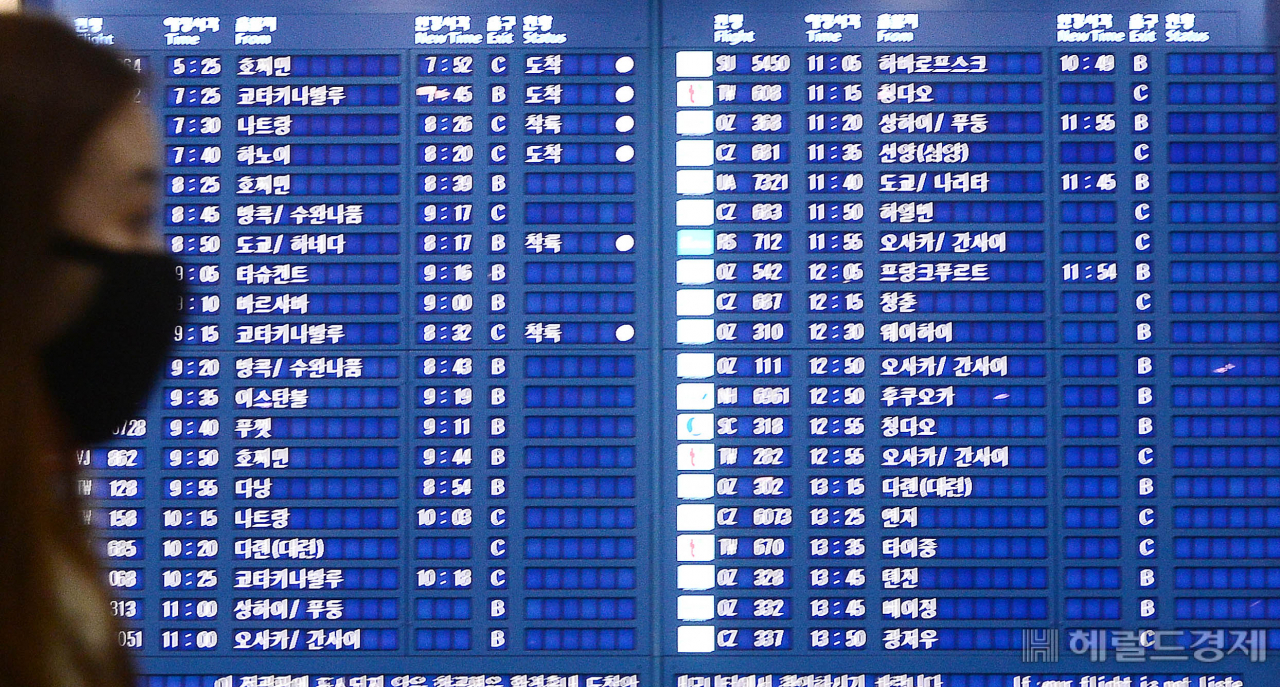 [헤럴드경제(인천공항)=이상섭 기자]국내에서 네 번째 신종 코로나바이러스 감염증 확진 환자가 나온 가운데 28일 오전 인천국제공항 1터미널을 통해 입국한 관광객들이 마스크를 쓰고 있다. babtong@heraldcorp.com
