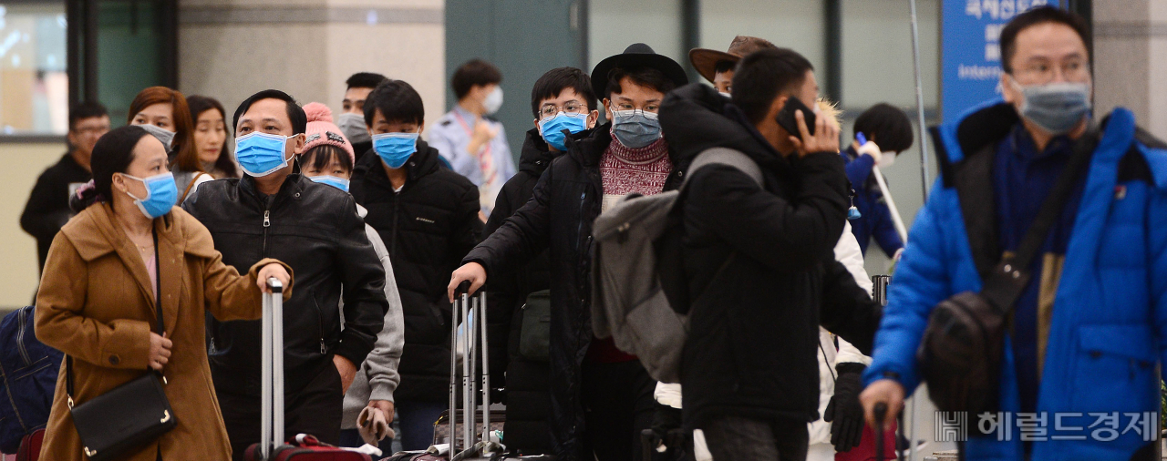 [헤럴드경제(인천공항)=이상섭 기자]국내에서 네 번째 신종 코로나바이러스 감염증 확진 환자가 나온 가운데 28일 오전 인천국제공항 1터미널을 통해 입국한 관광객들이 마스크를 쓰고 있다. babtong@heraldcorp.com