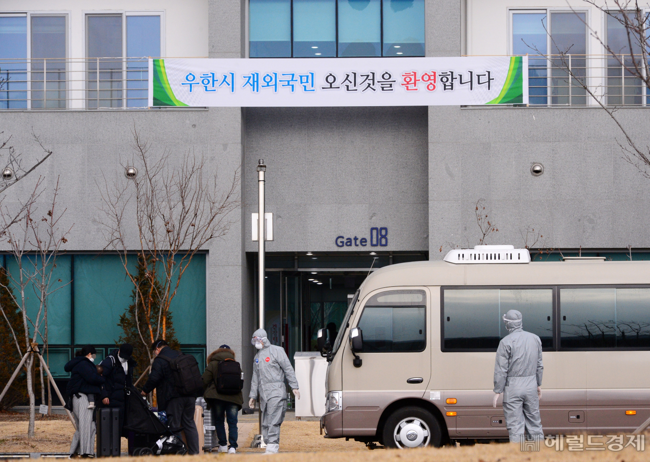 [헤럴드경제(진천)=박해묵 기자] 31일 오전 신종 코로나바이러스 감염증의 발원지인 중국 우한에서 철수한 교민 368명을 태운 전세기가 김포공항을 통해 입국했다. 검역 절차와 입국 절차를 마친 우한 교민들 중 150명이 격리 시설인 충북 진천 국가공무원인재개발원에 도착하고 있다. 이들은 2주동안 격리생활을 하게 된다. mook@heraldcorp.com