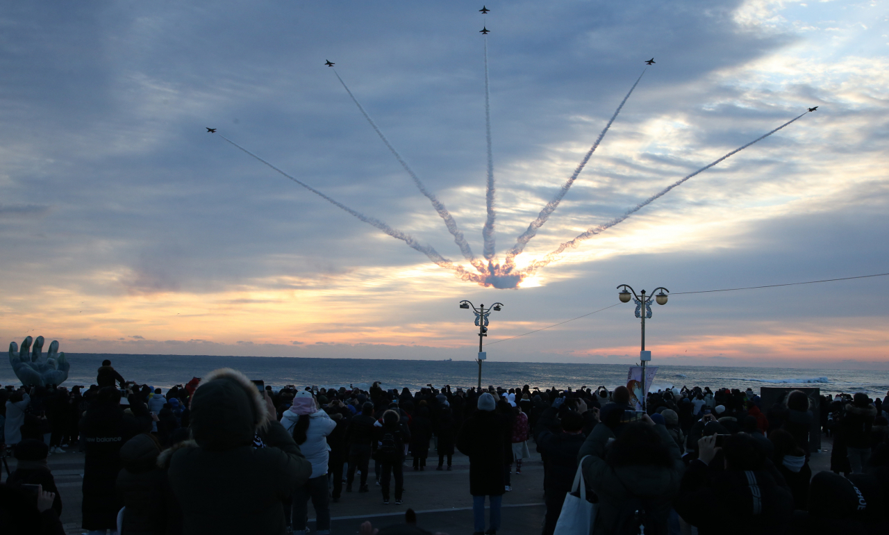지난 1월 1일 새해를 맞아 경북 포항시 호미곶 상공에서 공군 특수비행팀 블랙이글스가 축하 비행을 하고 있다.[연합]