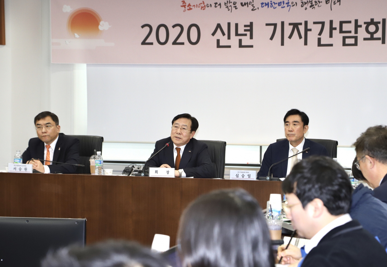 김기문 중소기업중앙회 회장(가운데)이 3일 서울 여의도에서 열린 신년 기자간담회에서 총선 정책을 설명하고 있다.
