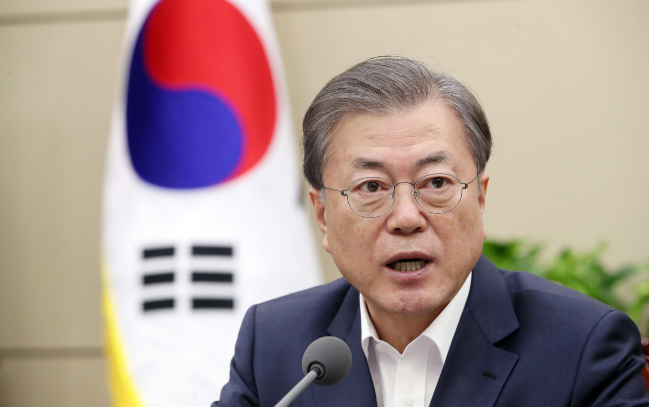 문재인 대통령이 3일 오후 청와대에서 열린 수석·보좌관 회의에서 발언하고 있다. 연합뉴스