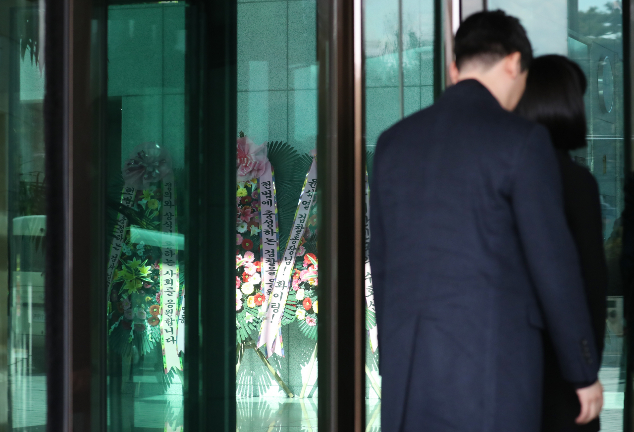 3일 오전 2020년 상반기 검사 전입 인사 행사가 열리는 서초동 대검찰청 로비. 행사 참석을 위해 입장하는 전입 검사를 앞에 보수단체 회원들의 윤석열 검찰총장 응원 화환이 눈에 띈다. [연합]
