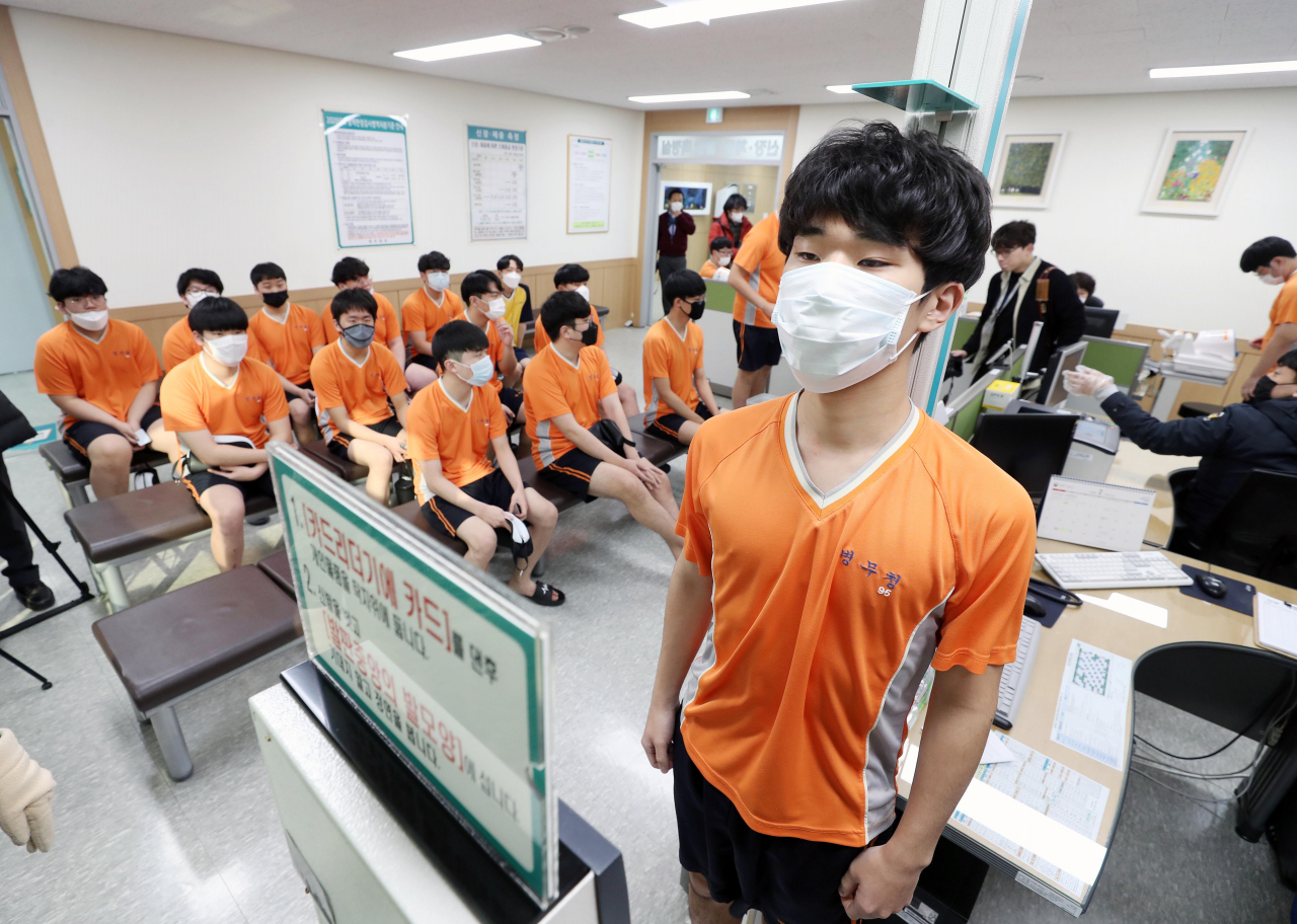 3일 오전 대구시 동수 신서동 대구·경북지방병무청에서 열린 올해 첫 병역판정검사에서 검사 대상자들이 신종코로나 확산 우려로 전원 마스크를 쓰고 있다. 연합뉴스