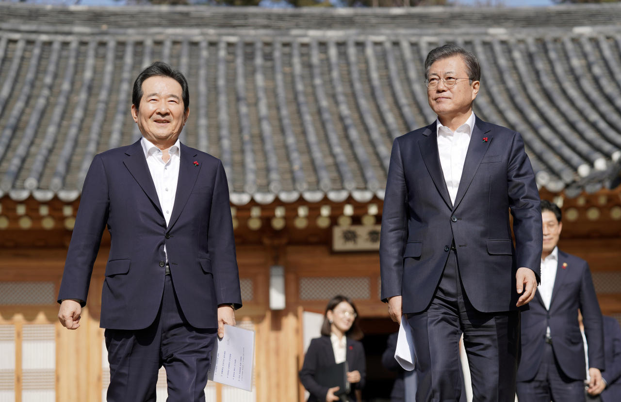 문재인 대통령과 정세균 국무총리가 20일 오후 청와대에서 첫 주례회동을 마친 뒤 상춘재를 나서고 있다. [연합]