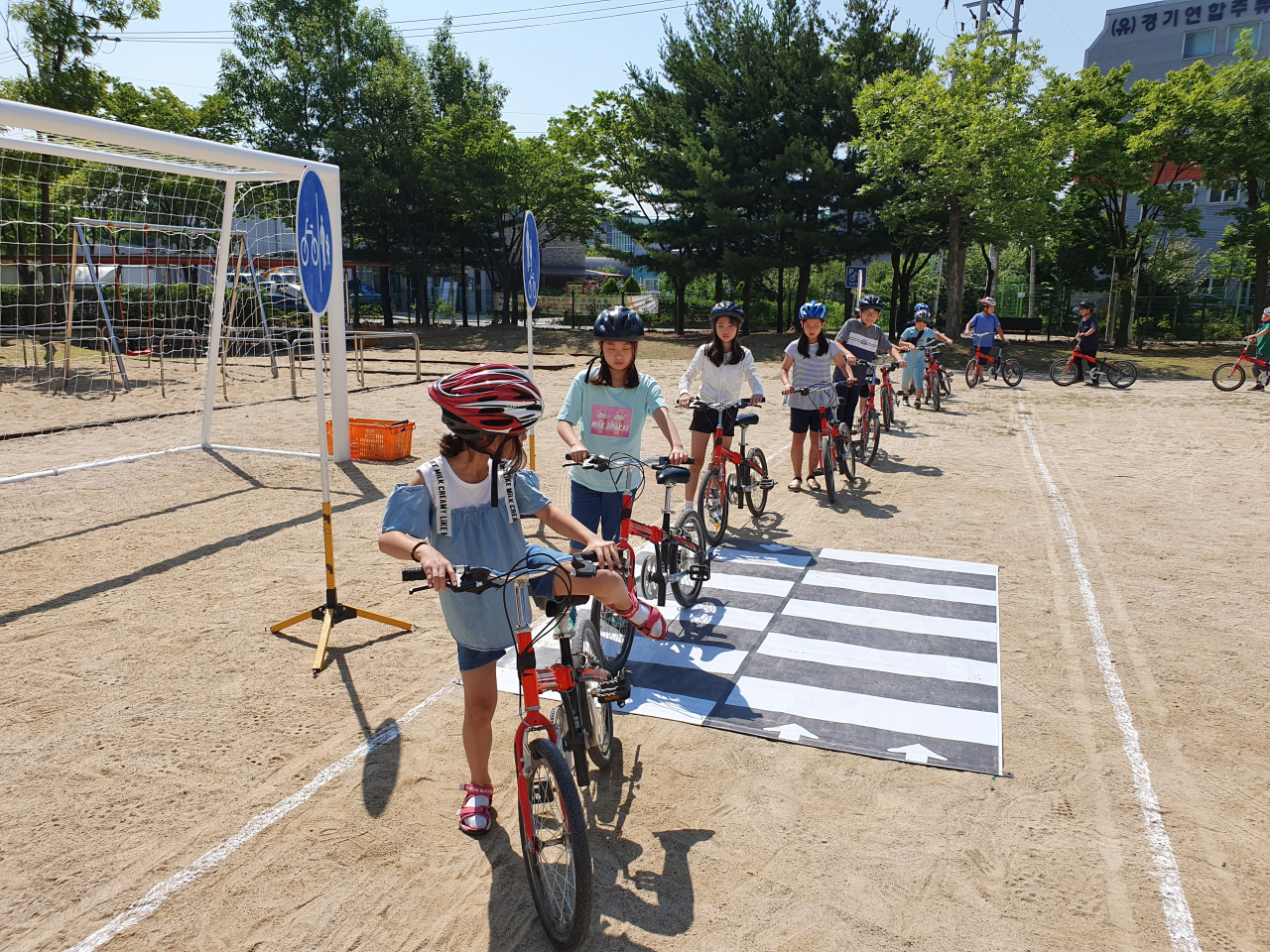 수원시 한 초등학교에서 자전거 안전교육을 하고 있다. [수원시 제공]