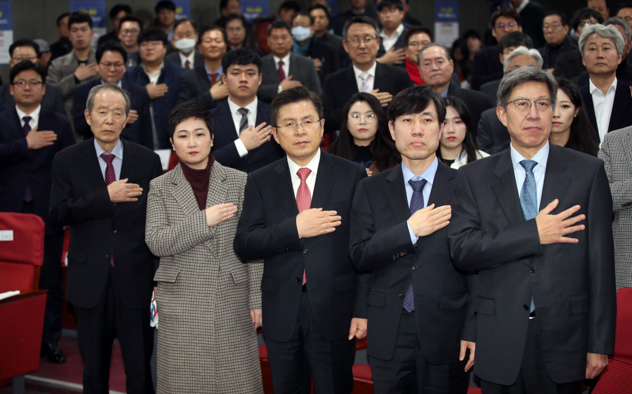 자유한국당 황교안 대표(가운데) 등이 지난달 31일 오후 국회 의원회관에서 열린 혁신통합추진위원회 제1차 대국민보고대회에서 국민의례를 하고 있다. 앞줄 왼쪽부터 장기표 국민소리당 창당준비위원장, 미래를 향한 전진 4.0 이언주 대표, 자유한국당 황교안 대표, 새로운보수당 하태경 책임대표, 박형준 혁신통합추진위원회 위원장. [연합]