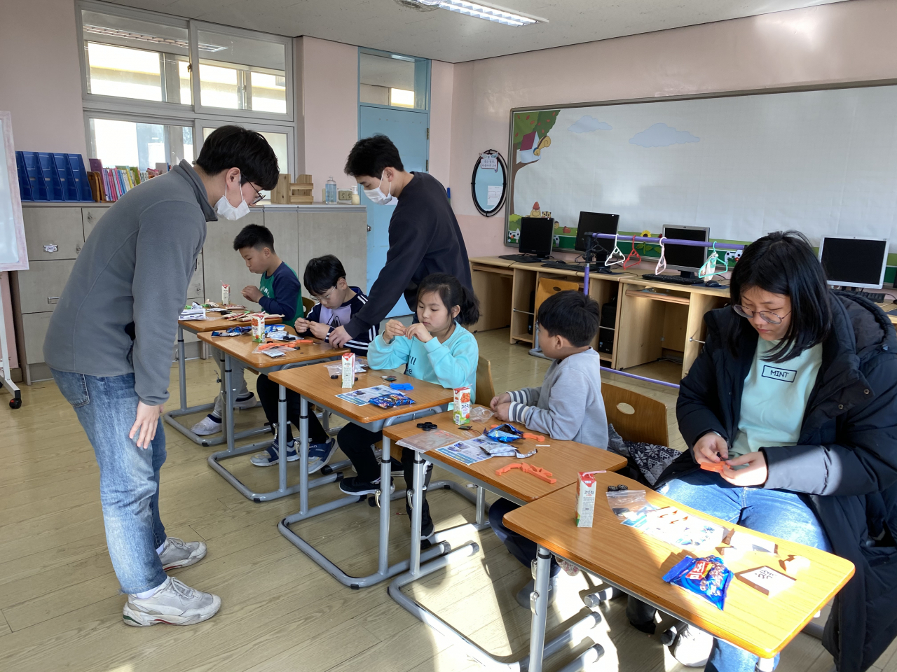가천대 기계공학과 학생들이 장봉분교를 방문해 재능기부 봉사를 펼치고 있다.