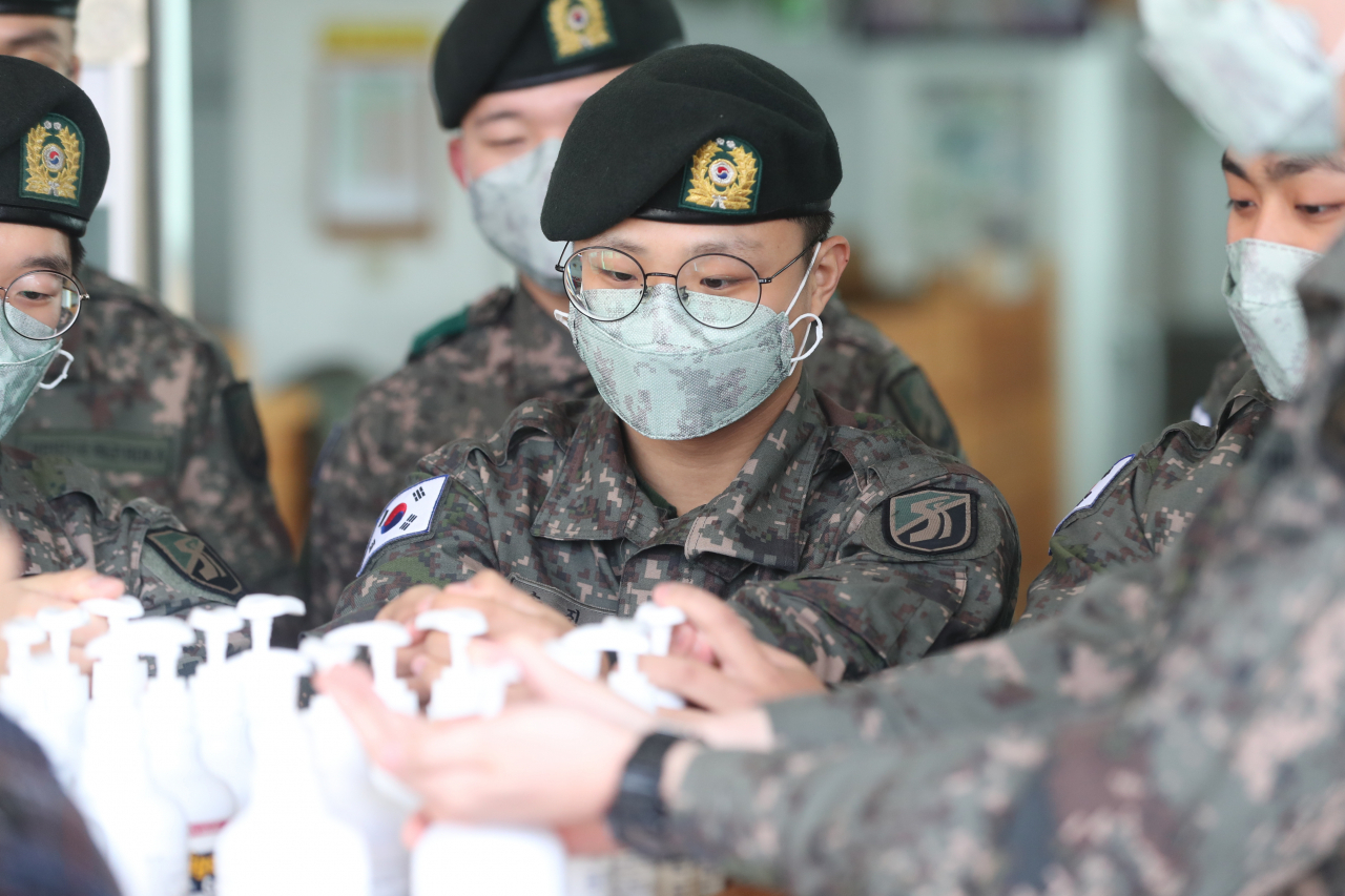 육군은 부대 출입 인원의 체온을 측정하고 관내 방역을 실시하는 등 신종 코로나바이러스 감염증 확산 방지를 위한 예방 조치를 적극 시행하고 있다. 사진은 기사 내용과 관련 없음. [연합뉴스 제공]