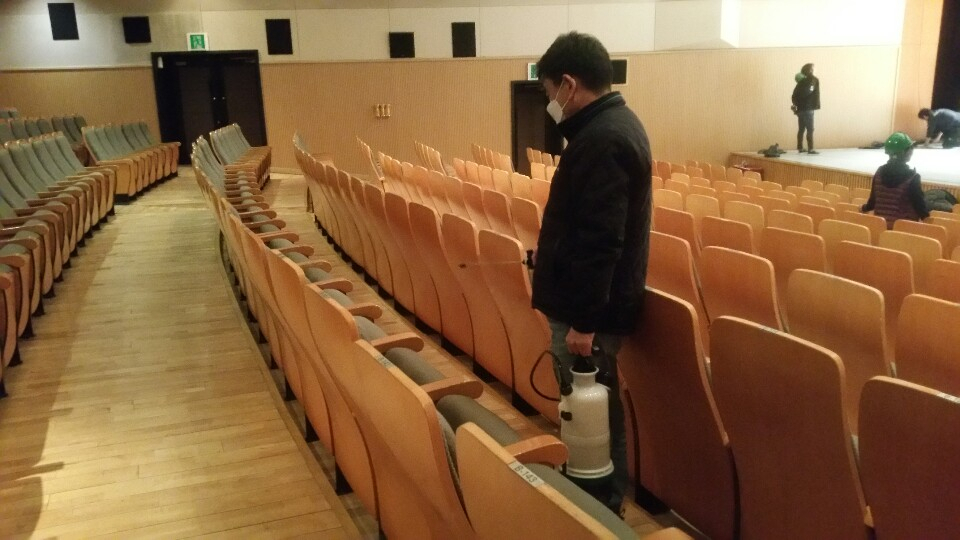 코로나19 확산 방지를 위해 방역 작업을 진행한 마포문화재단 [마포문화재단 제공]