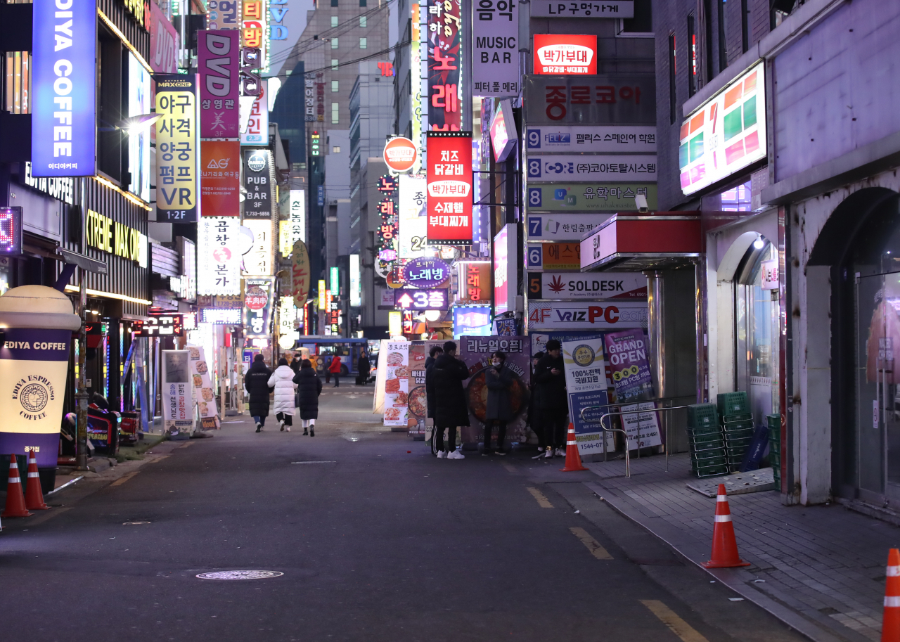 사진=신종 코로나바이러스 감염증 확산 우려 속에 3일 오후 퇴근 시간 무렵 서울 종로구 종각역 인근 젊음의 거리가 한산한 모습을 보이고 있다. [연합]
