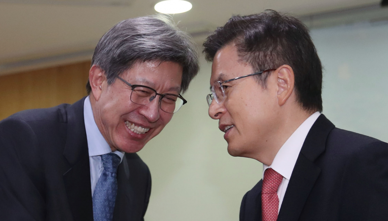 황교안(오른쪽) 자유한국당 대표와 박형준 혁신통합추진위원회 위원장이 지난달 31일 국회 의원회관에서 열린 혁신통합추진위원회 제1차 대국민보고대회에서 인사하고 있다. [연합]