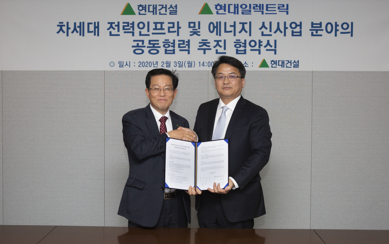 현대건설과 현대일렉트릭은 지난 3일 서울 계동 현대빌딩에서 ‘차세대 전력인프라 및 에너지신사업 분야의 공동협력’을 위한 양해각서(MOU)를 체결했다. 현대일렉트릭 배전영업부문장 박종환 전무(사오른쪽)와 현대건설 에너지사업부장 손준 전무가 기념사진을 촬영하고 있다. [사진=현대건설 제공]